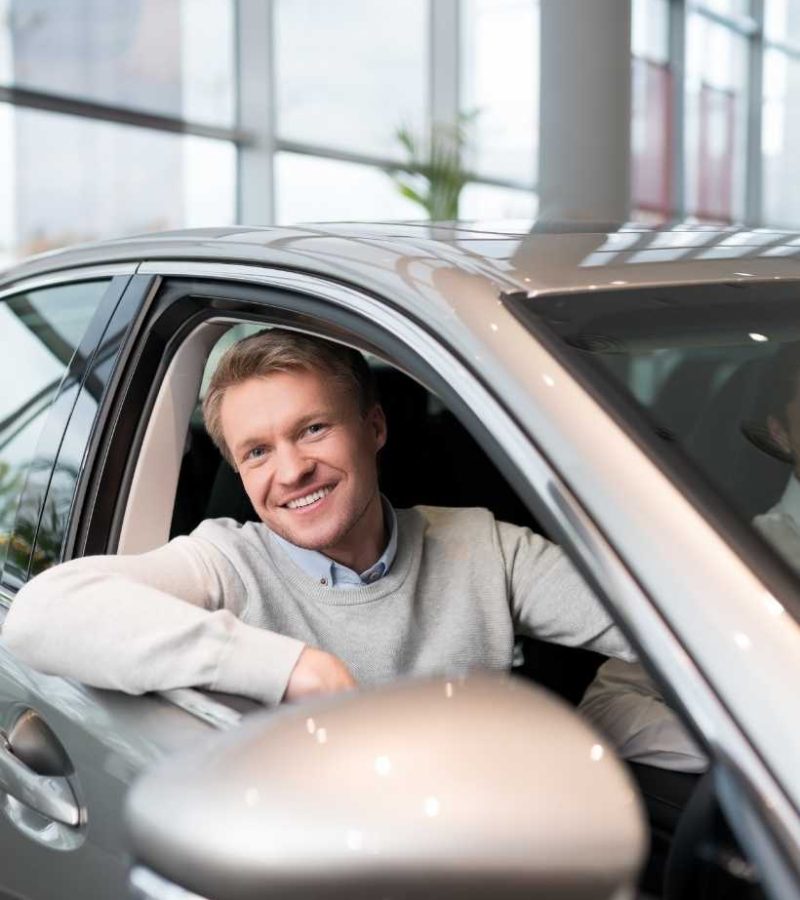 driver-holmer-green-taxi